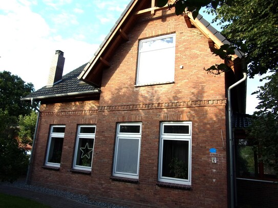 Einfamilienhaus mit Halle Isoliert auf großen Grundstück