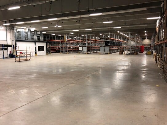 Direkt A33: Neuw. Logistikhalle in exzellenter Lage m. Rampen & Hochregalen 3.700 m²+600 m² Büro