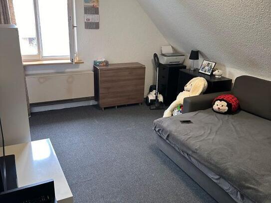 gemütliche 2 Zimmer Dachgeschoss Wohnung plus Flur, Bad und Küche