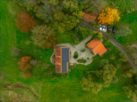 Landwirtschaftliches Anwesen in Alleinlage
Sacherl mit Nebengebäude, Bachlauf und Wald
im Gemeindegebiet von Triftern