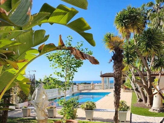 ANTIBES : 4-bedroom villa with sea view and swimming pool, 10 minutes from the beaches