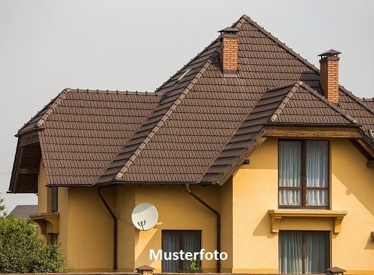 Freistehendes Einfamilienhaus mit Nebengebäuden