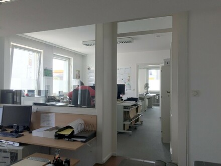 KR-Ortsausgang Fischeln, Kölner Str.:Div. Büros in kl. Gewerbehof,100 bis ca. 300 m² und div. Hallen