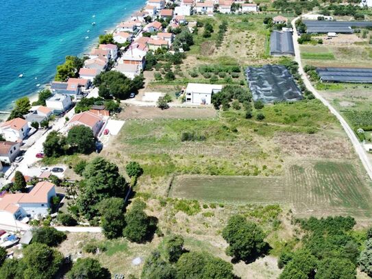 ZADAR, BIBINJE - Geräumiges Baugrundstück 50 m vom Meer entfernt