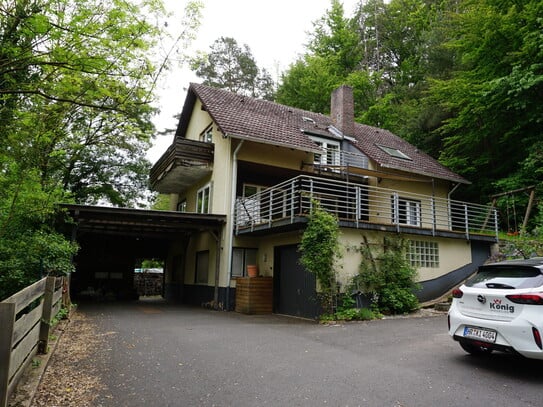 Großzügiges Haus mit Halle in Ortsrandlage. Keine Käuferprovision!