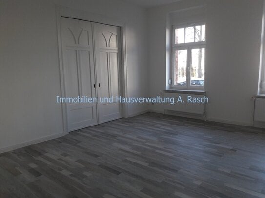 Neuwertige 5-Zimmer-Wohnung im Erdgeschoss mit Balkon