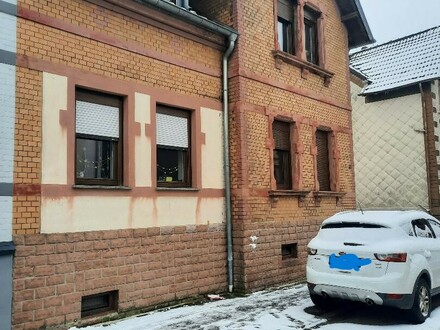 Zwei Familienhaus mit kleinem Gewerbeanteil in Elversberg zu verkaufen.