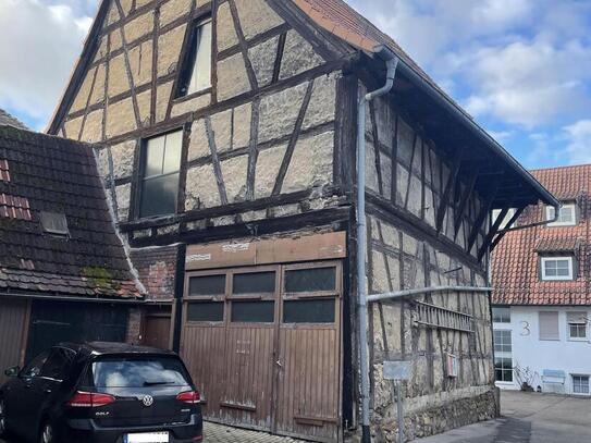 * Sehr interessant mit vielen Möglichkeiten * Zentrales Stadthaus mit Scheune und Garage *