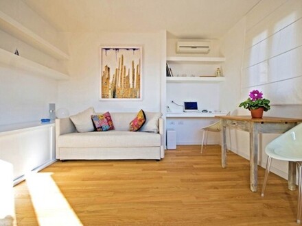 Kleines Penthouse mit Porto Cagliari-Ansicht