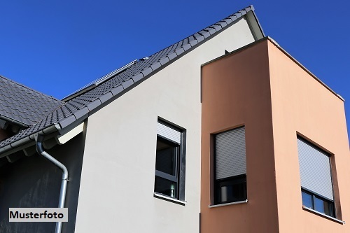 Einfamilienhaus mit Garagenschuppen und Carport