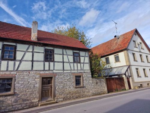 Einfamilienhaus mit bezauberndem Charme, weiteres kl. Einfamilienhaus, Innenhof, Scheune, Garten und Garagen in 97535 W…