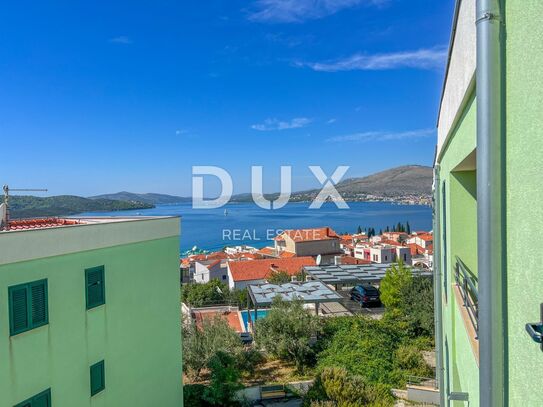 TROGIR, OKRUG GORNJI - große Wohnung in einem neuen Gebäude 400 Meter vom Meer entfernt, Terrasse, Parkplatz, Meerblick