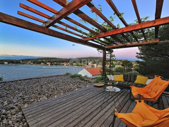 ŠIBENIK, ZLARIN – Eine einzigartige Villa mit wunderschönem Blick auf das Meer