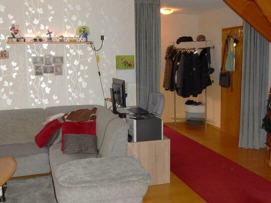 2 1/2 Zimmer-Wohnung im Maisonette-Stil mit Garage und Balkon