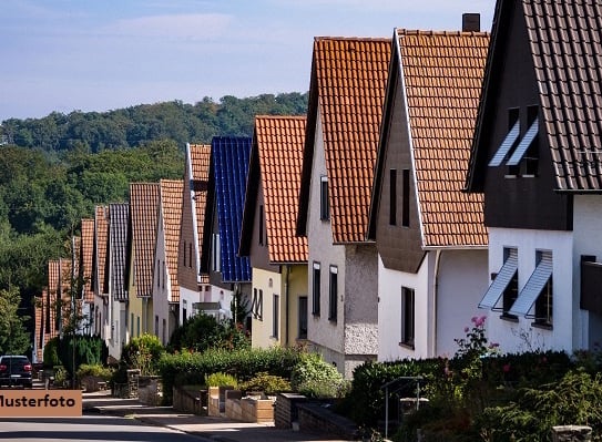 Einfamilienhaus mit Carport und Garage