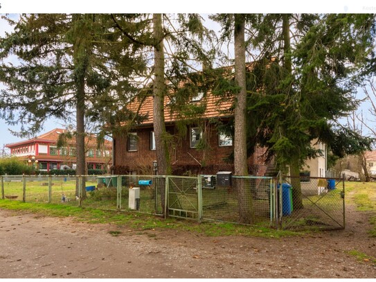 2.605 qm Baugrundstück: Zweifamilienhaus mit Charme und hervorragender Anbindung im Mischgebiet