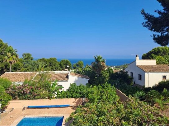 Schöne Villa mit Meerblick zum Verkauf in Moraira. Das Anwesen befindet sich in einer privilegierten Lage!