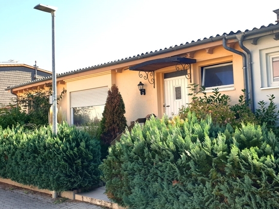 SANIERUNGSBEDÜRFTIGER BUNGALOW MIT EINBAUKÜCHE, TAGESLICHTBAD, PERGOLA, GARTEN UND GARAGE