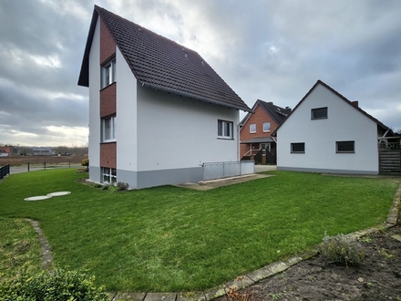 !!! 2 Familienhaus mit Eckgrundstück, Terrasse und 5 Stellplätzen !!!