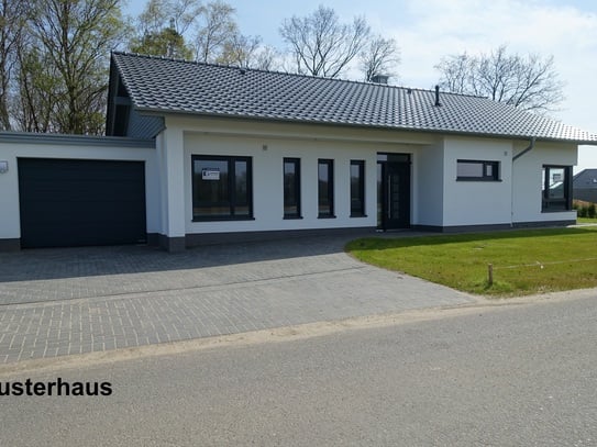 Überaus ansprechender Neubau – Satteldachbungalow in ruhiger Wohnlage