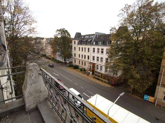 Tolle Aussichten! Frisch sanierte 5-Raumwohnung mit Balkon sucht genau Sie