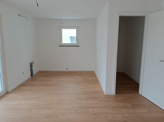 Erstbezug, KFW 40, 3 Zimmer Wohnung mit EBK im EG, Terrasse und Garten in traumhafter Lage