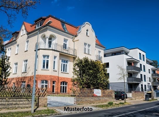 Mehrfamilienhaus mit Garage und Gartenhütten