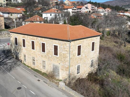 Schönes Steinhaus mit großem Garten, Drniš