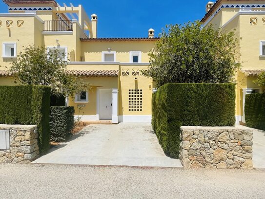 Schönes, gepflegtes Reihenhaus mit Gemeinschaftspool in begehrter Lage nahe Golfplatz in La Sella