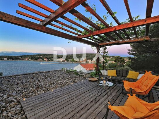 ŠIBENIK, ZLARIN – Eine einzigartige Villa mit wunderschönem Blick auf das Meer