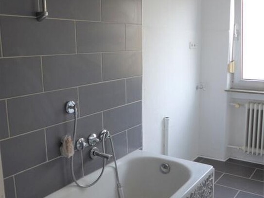 Rodalben: Helle WOHNUNG mit 3 Zimmern, Wohnküche, Bad, Balkon, zentral und ruhig, Baumbuschstr.