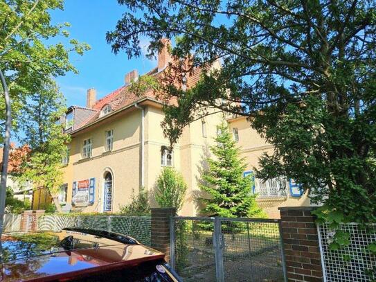 Schöne und große Doppelhaushälfte, 3 Etagen, 998 qm Grundstück, in 12205 Berlin zu verkaufen.