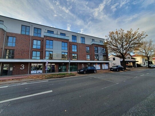 Moderne Traumwohnung mit exklusiver Einbauküche und großzügigem Balkon.