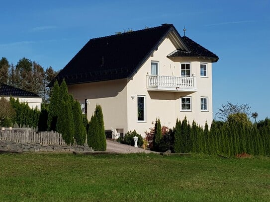 Einfamilienhaus mit Einliegerwohnung und Doppelgarage in Kalenborn