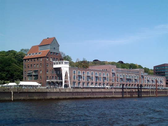 repräsentative Loftflächen, hohe Decken, weite Aussicht über Hafen und die Elbe, provisionsfrei