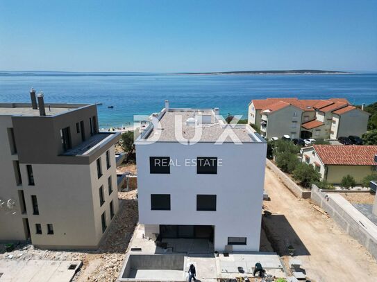 PAG, MANDRE - dreistöckige Wohnung, 2. REIHE ZUM MEER!!! 190m2 mit Meerblick und Pool + Umgebung