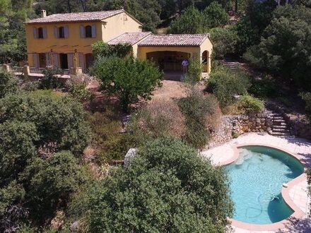 Schöne Bastide mit Pool inmitten der provenzalischen Landschaft