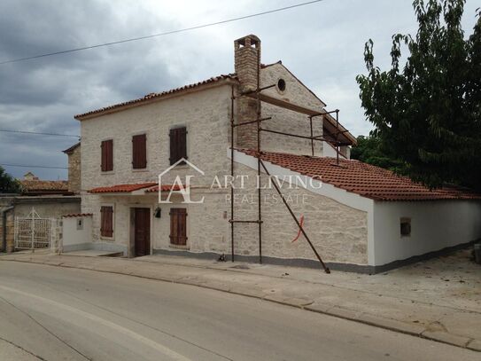 Istrien, Poreč, Umgebung – charmantes Haus im istrischen Stil, nur 1500 Meter vom Meer entfernt