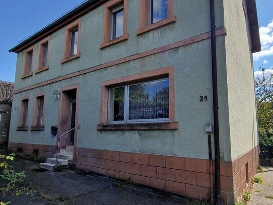 Freistehendes Einfamilienhaus mit Werkstatt, Garage, Garten