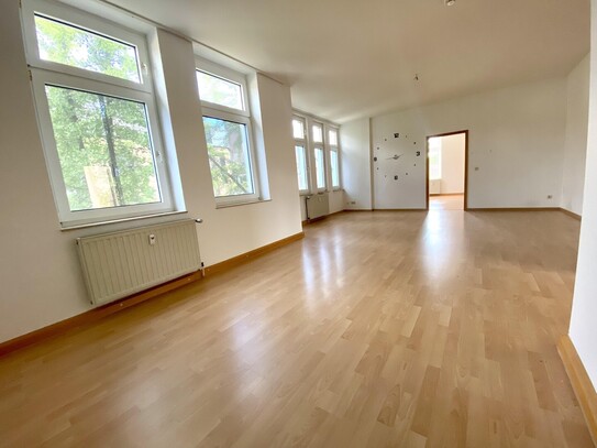 Helle Altbauwohnung mit großem Wohnzimmer und hohen Decken