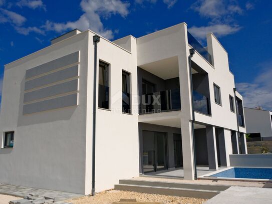 ZADAR, VRSI - Doppelhaushälfte mit privatem Pool und riesiger Terrasse mit Meerblick!