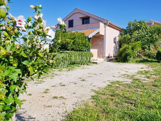 Krk. Malinska, šira okolica. Samostojeća kuća, 2.5 km od mora.