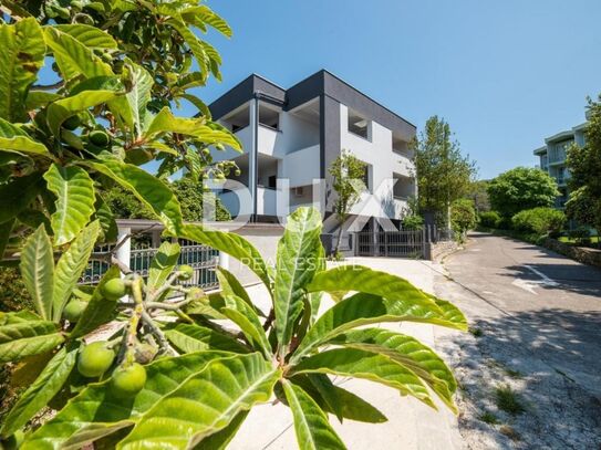 CRIKVENICA, SELCE - Zweizimmerwohnung im Erdgeschoss mit Garage und Garten!