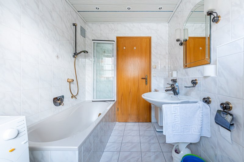 *VOLL MÖBLIERTE 2-ZIMMER-WOHNUNG MIT ÜBERDACHTEM SÜD-BALKON IN RUHIGER LAGE*
