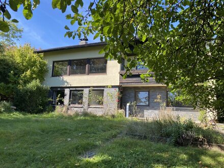 Familienparadies mit Weitblick: Ein- bis Zweifamilienhaus mit traumhaftem Garten