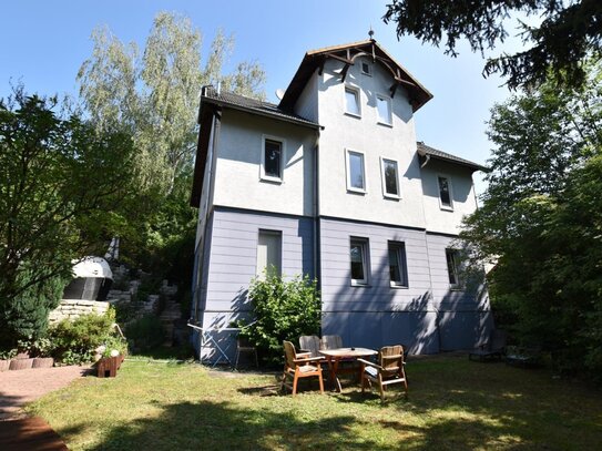 Wohlfühlwohnung mit vielen Extras - 3 Zimmer, 2 Garagen und Terrasse mit Garten