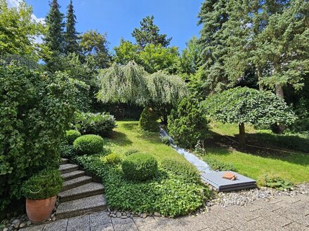 Außergewöhnlich Wohnen mit paradiesischem Garten & 2 Garagen!