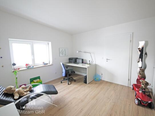 Traumausblick: 3-Zimmer-Plus Penthouse-Wohnung mit EBK, Aufzug u. TG-Stellplatz