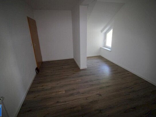 große 2 Zimmer Wohnung mit geräumigen Bad und EBK in Oelsnitz/ Vogtl.