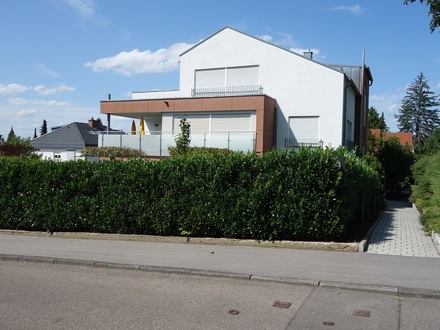 Top Lage in HN-Ost! Traumhafte 3,5-4,5 Zimmer-DG-Wohnung mit 126 m² Norm-Wfl. und Dachterrasse in einem Dreifamilienhaus